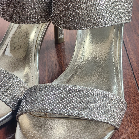NWOT Unlisted gold heels - Picture 10 of 15